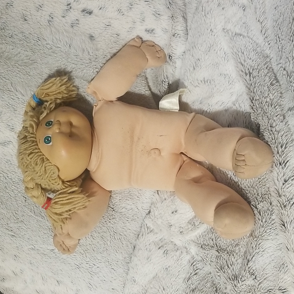 #17 Cabbage Patch Kid Doll, 16", Xavier Roberts 84. Need shoulder stitches
